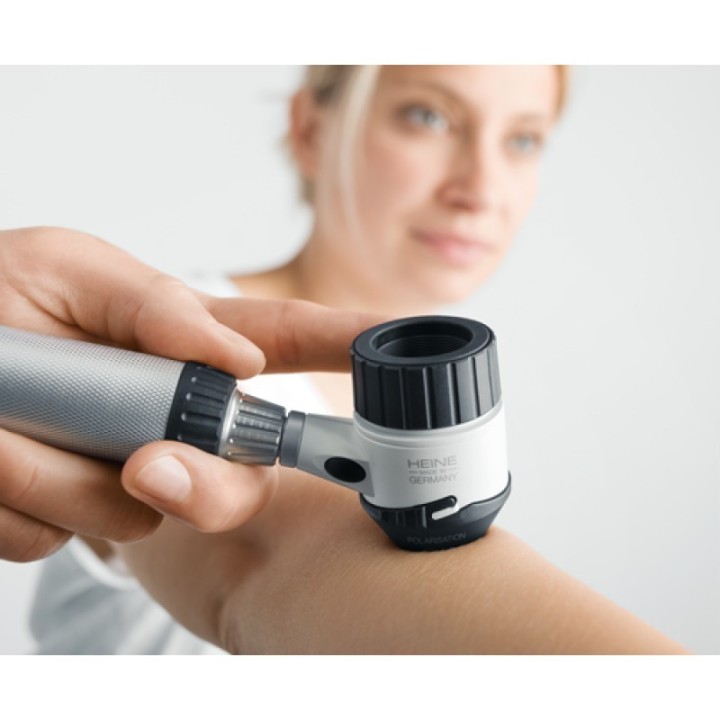 Set dermatoscopio HEINE DELTA 20T LED con caricatore da tavolo